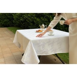 Stolnjak Delux 150x220cm Cvet - Bela boja ( VLK000348-deluxcvetbelaboja )