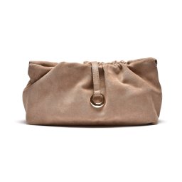 T012633TAP – Taupe mekana velur clutch torba sa metalnim ukrasom