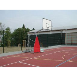 Basketbalová konštrukcia DOR-SPORT, mobilná, sklopná, doska 1800x1050 (Vonkajšia mobilná sklopná basketbalová konštrukcia vrátane závažia. Súčasťou je doska 1800x1050 a čalúnenie.)