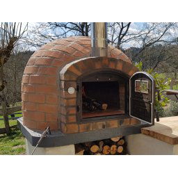 TUMA RUSTIC 110 pizza pec s komínom vpredu izolovaná